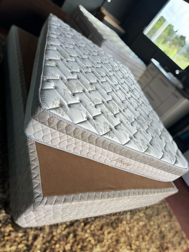CAMA BOX CASAL SEMI NOVA